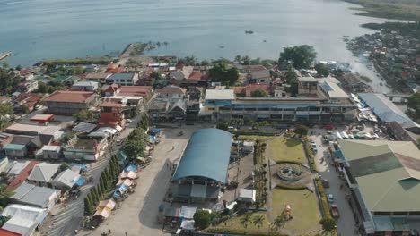 ciudad concurrida con vista al mar en filipinas en verano