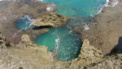 espiráculo natural y agua cristalina disparada desde arriba, en isle of pines, nueva caledonia