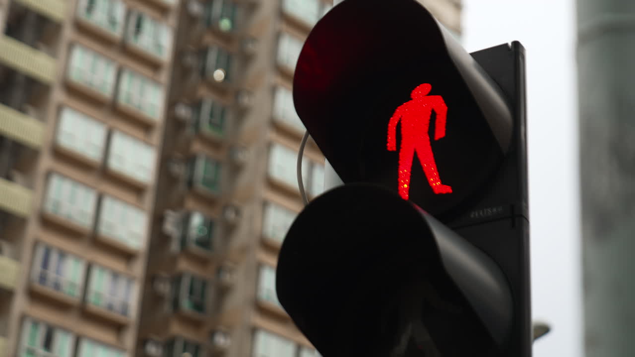 ángulo bajo de la señal de cruce de peatones en un día soleado y brillante