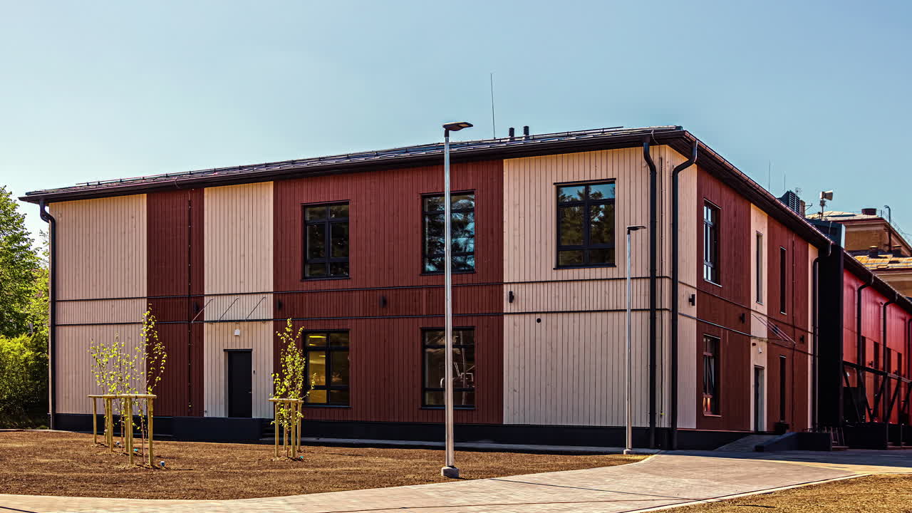 estudiantes caminando a una escuela en riga en un día soleado