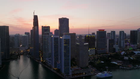 Impresionantes-Imágenes-Vespertinas-De-Altos-Edificios-Del-Centro-De-La-Ciudad-Frente-Al-Mar.-Cielo-Crepuscular-Rosa-En-El-Fondo.-Miami,-Estados-Unidos