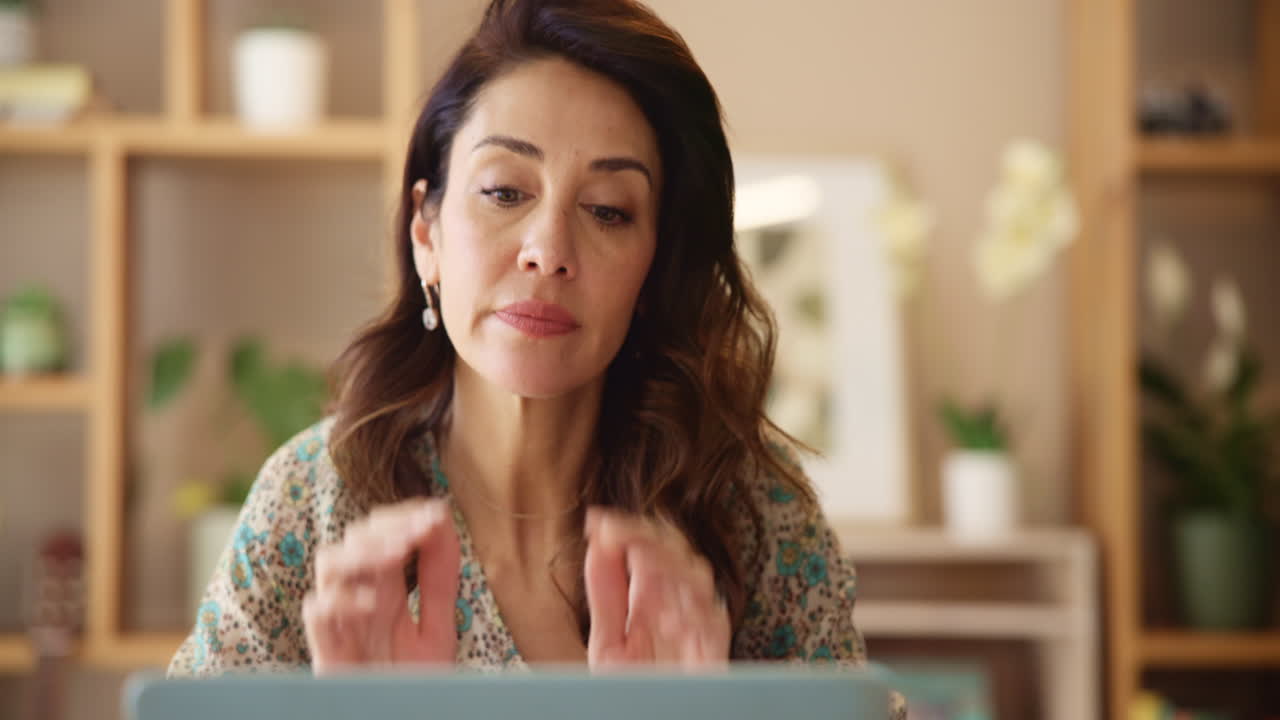 Mujer que trabaja en la computadora portátil