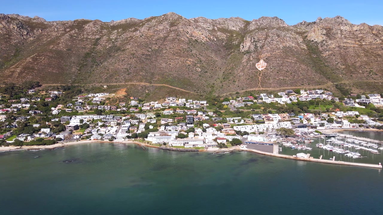 Scenografica città costiera di Gordon's Bay sul fianco della montagna che si affaccia su False Bay. Aerea