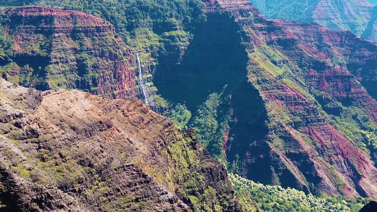 hd 하와이 카우아이 거리에 폭포가 있는 와이메아 협곡의 느린 동작 정적