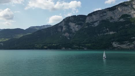 Kinovideo-Einer-Yacht,-Die-Friedlich-Im-Ruhigen-Walensee-In-Der-Schweiz-Segelt