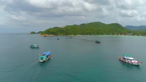 isla tropical con barcos y aguas azules claras