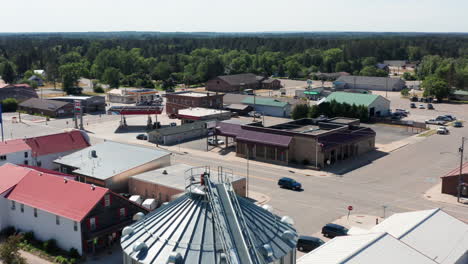 Vuelo-De-Drones-Sobre-Silos-De-Grano-Y-Torre-De-Agua-En-Menahga,-Minnesota