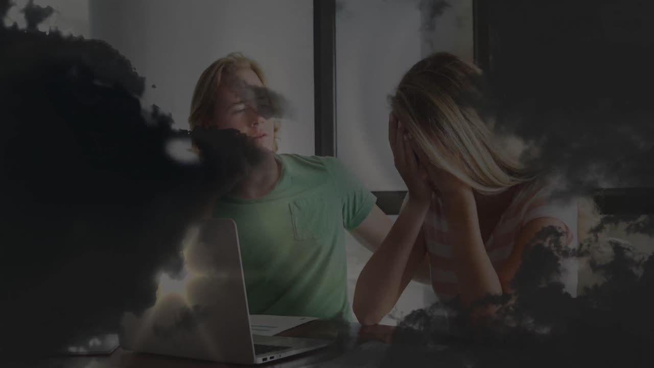 슬픈 백인 부부가 포옹하고 노트북을 사용하는 구름의 애니메이션