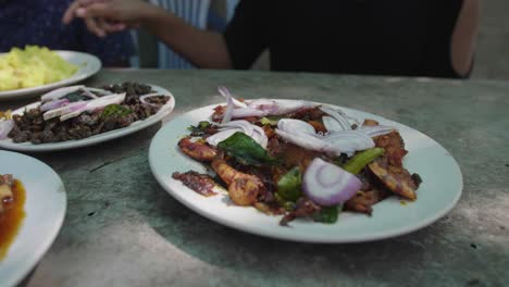 Comida-Para-Los-Trabajadores-Agrícolas-Locales-En-Los-Remansos,-Incluido-El-Vino-De-Palma-Toddy-En-Vasos-Con-Curry-De-Pescado-Fresco-Servido-Afuera-Detrás-De-Una-Pantalla-De-Caña