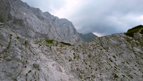 este video aéreo muestra los alpes kamnik-savinja en eslovenia