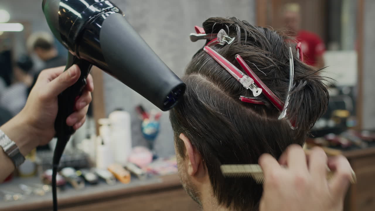 Parrucchiere che asciuga i capelli