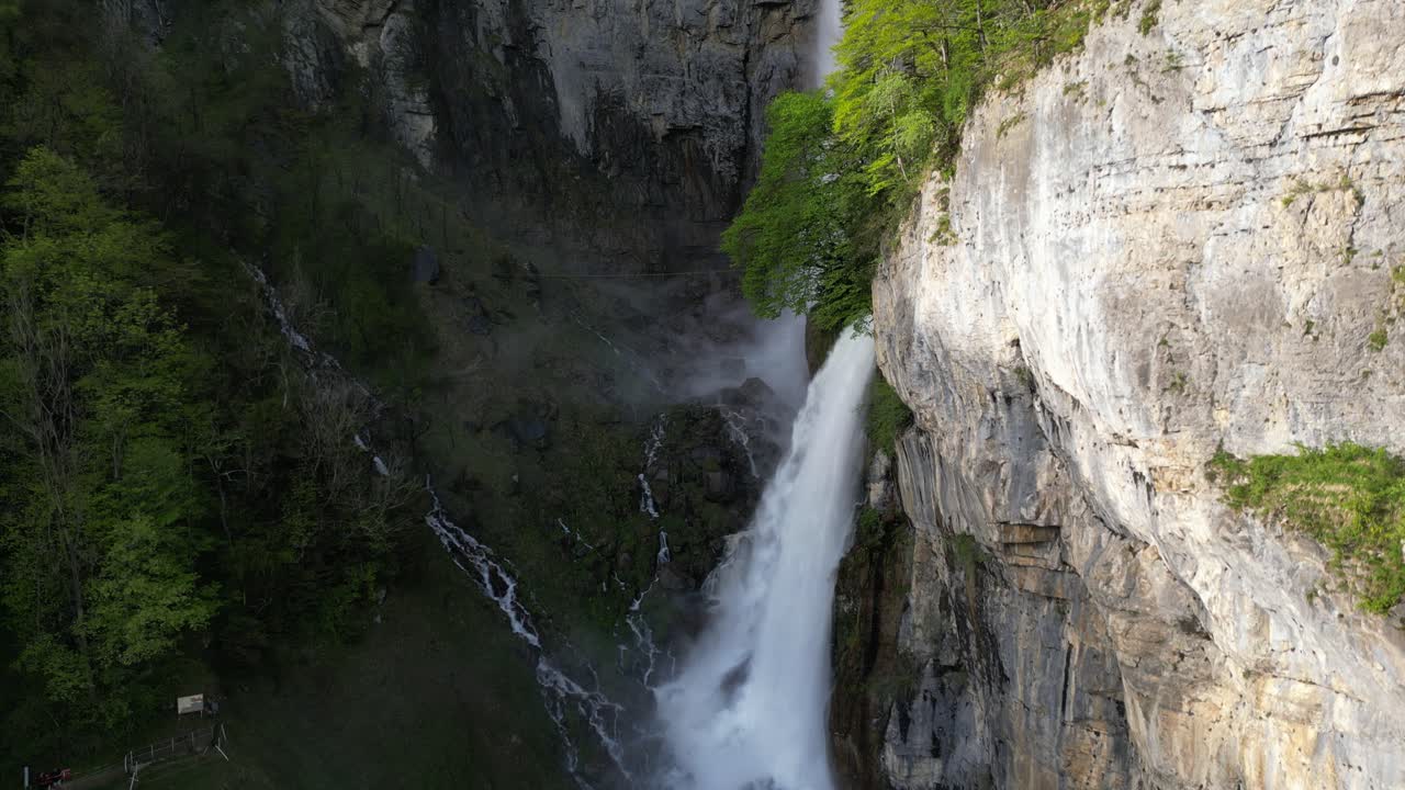 Bela cachoeira Seerenbachfälle em Amden, Suíça. Vista aérea.