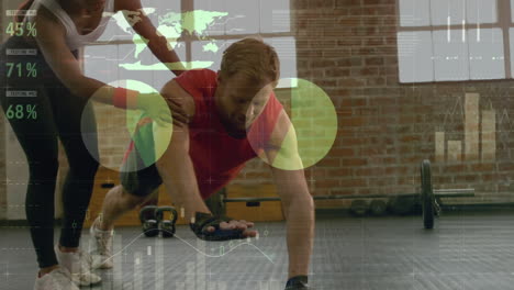 animación de procesamiento de datos sobre entrenadora ayudando a un hombre caucásico a hacer flexiones en el gimnasio