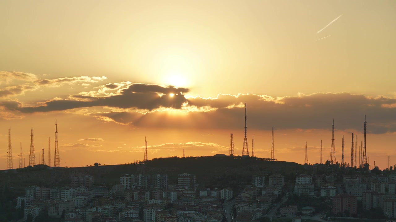 Pôr do Sol Sobre o Horizonte da Cidade com Torres de Comunicação