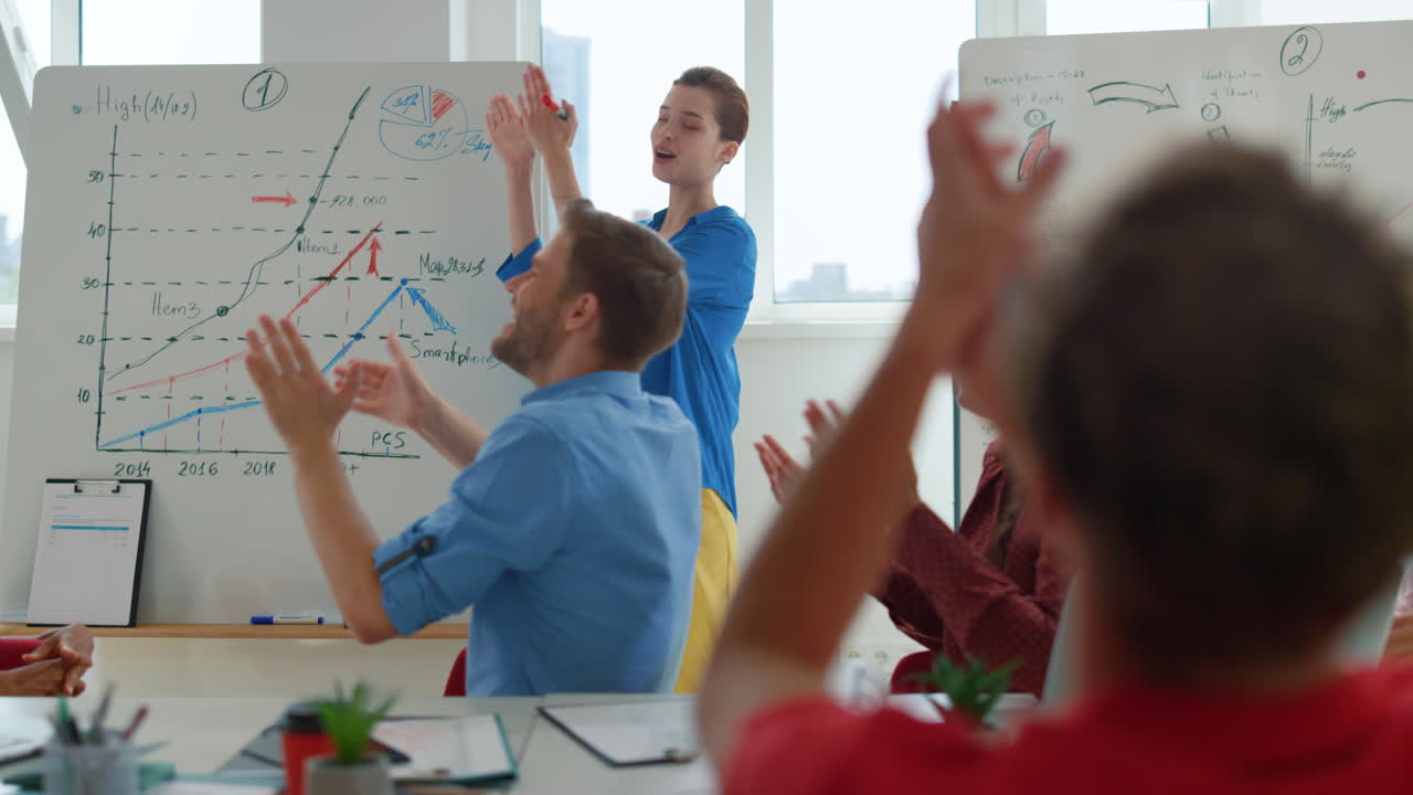colegas celebrando el éxito de la oficina. gente de negocios aplaudiendo a la oradora