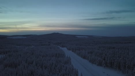 el paisaje invernal congelado con un camino de hanhimaa en finlandia