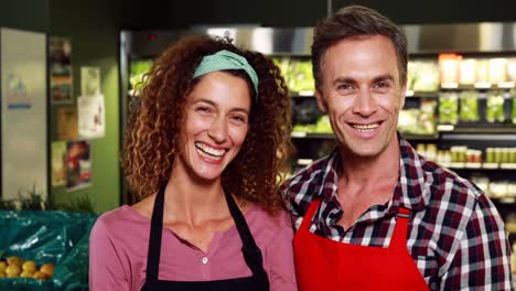 retrato de personal sonriente de pie juntos en la sección orgánica