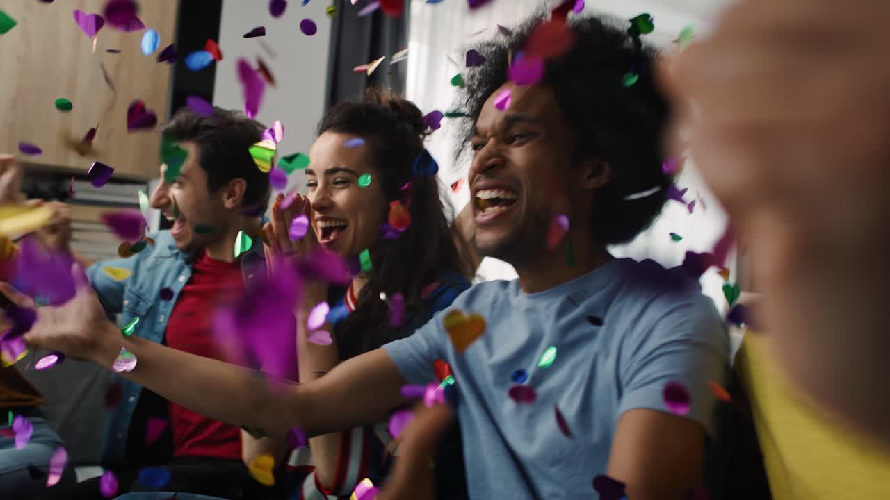 joven freelance africano usa teléfono digital en una toma de estudio