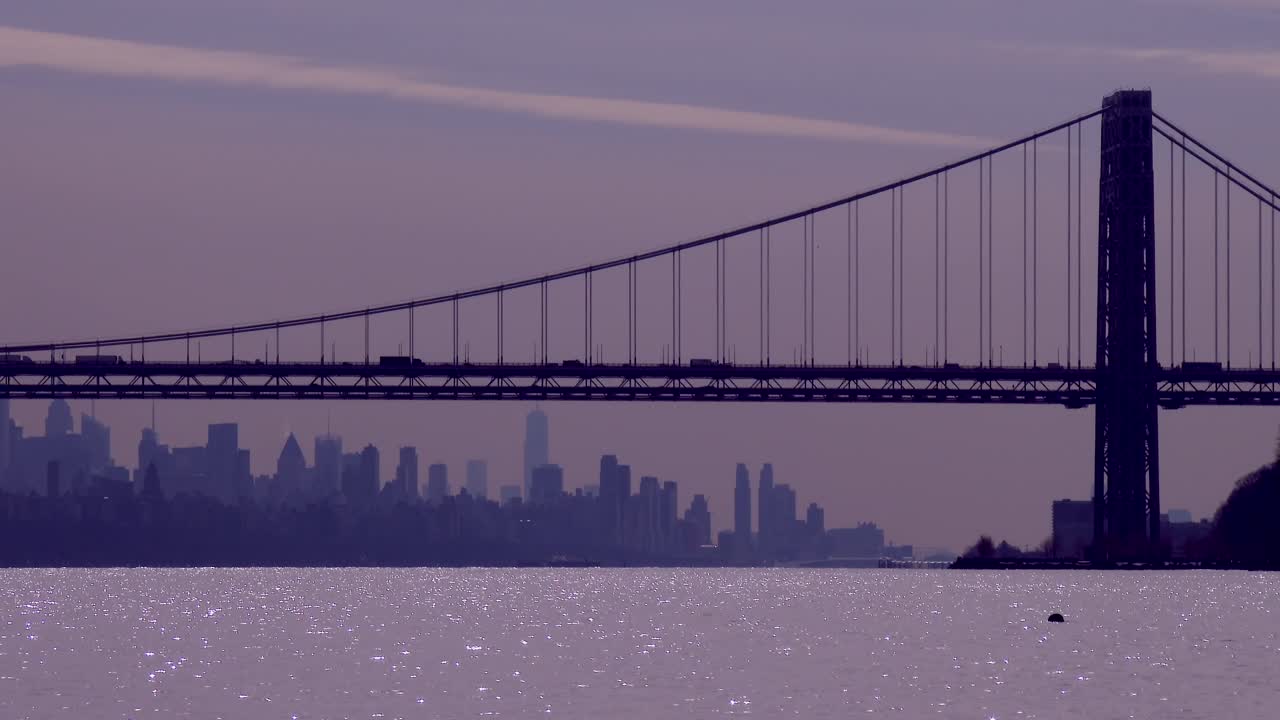 조지 워싱턴 브리지는 맨해튼 스카이라인 7로 뉴저지와 뉴욕 주를 연결합니다.