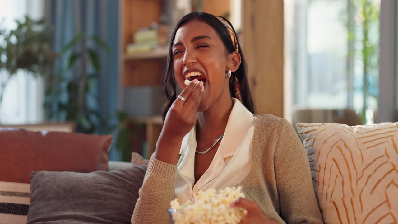 Donna guardando la tv e mangiando popcorn