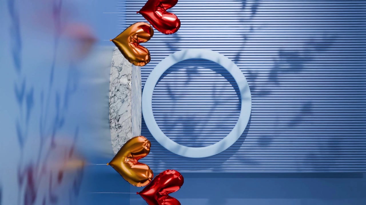 Podio in marmo con palloncini a forma di cuore rossi e dorati su sfondo blu. Concetto di esposizione verticale per la celebrazione romantica di San Valentino