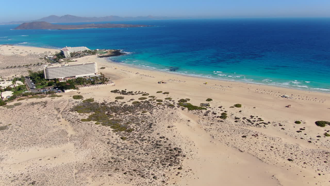 Corralejo, Fuerteventura: vista aerea che si estende verso la spiaggia e l'edificio turistico situato nella riserva naturale.