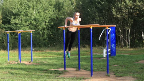 entrenamiento de niñas en barras paralelas