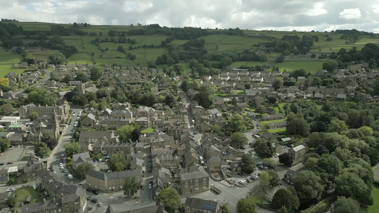 Veduta aerea della città dello Yorkshire di Pateley Bridge in una mattinata estiva nuvolosa, Inghilterra, Regno Unito