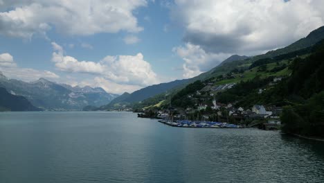 Asentamiento-Acogedor-A-Orillas-Del-Lago-Walensee,-Una-Mezcla-De-Naturaleza-Y-Humanos