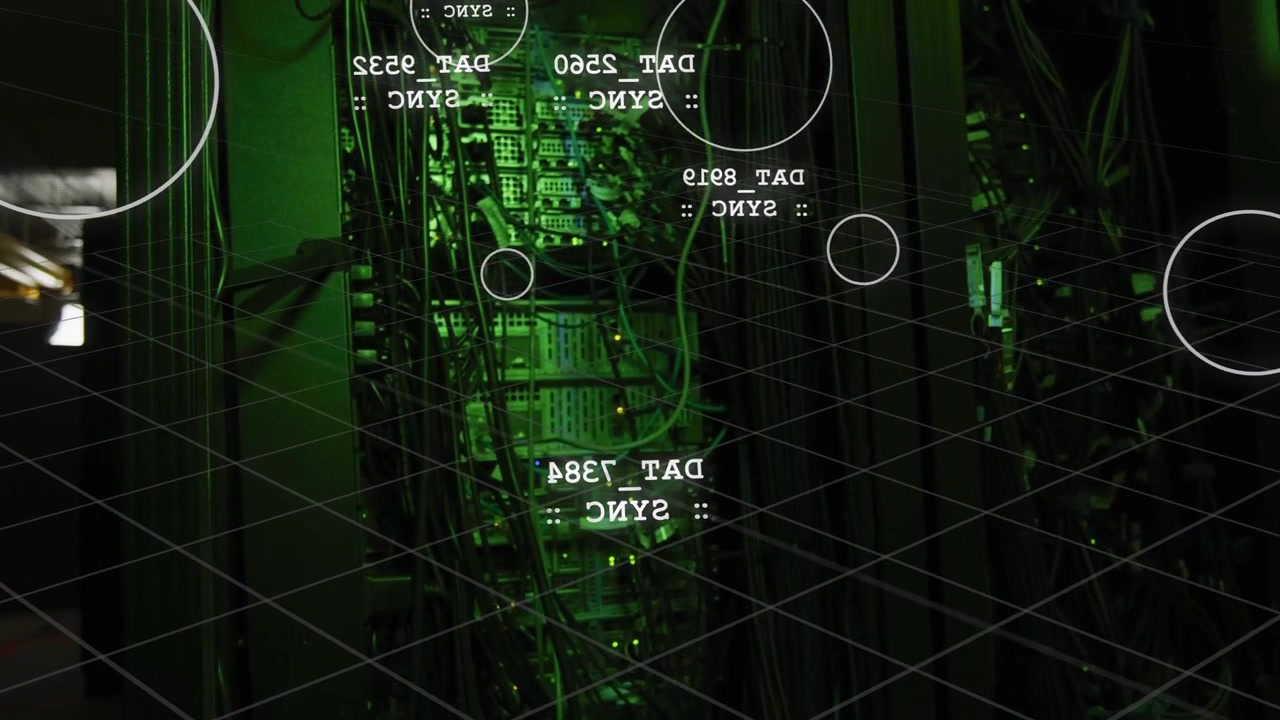 Panoramica della telecamera, che avvia una griglia HUD su un rack sotto una luce verde, con etichette che ruotano per le operazioni di rete.