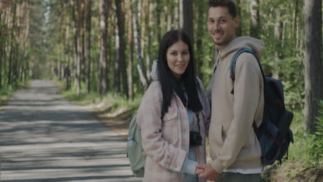 pareja de senderismo en el bosque