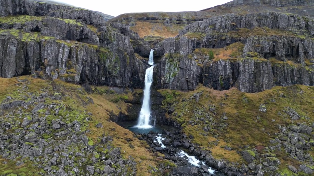 Bellissima cascata nella magnifica Islanda, vista aerea panoramica