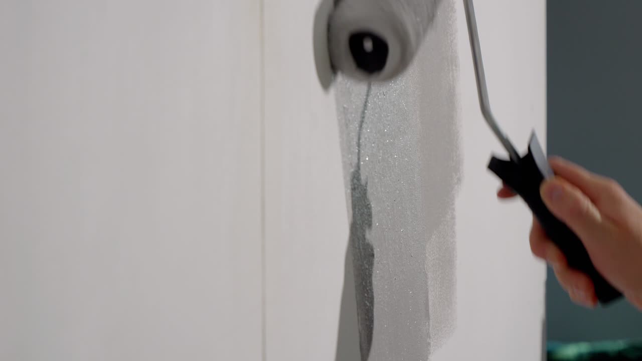 Painting a white wall gray with a paint roller