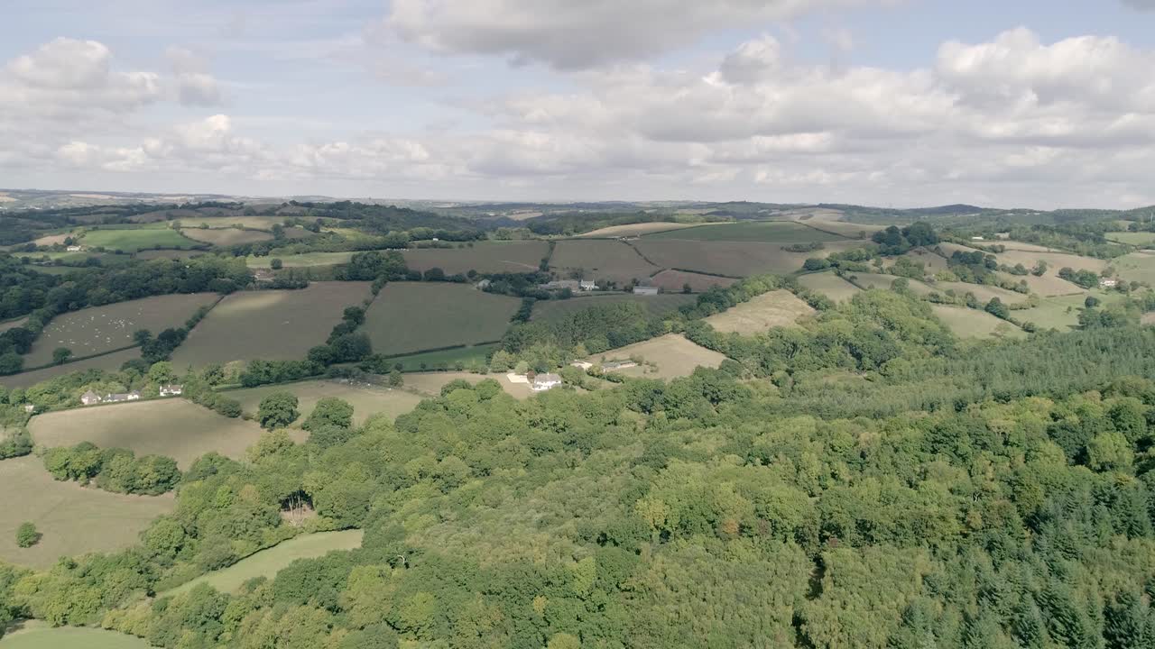 descripción aérea a través del vasto paisaje rural - campo