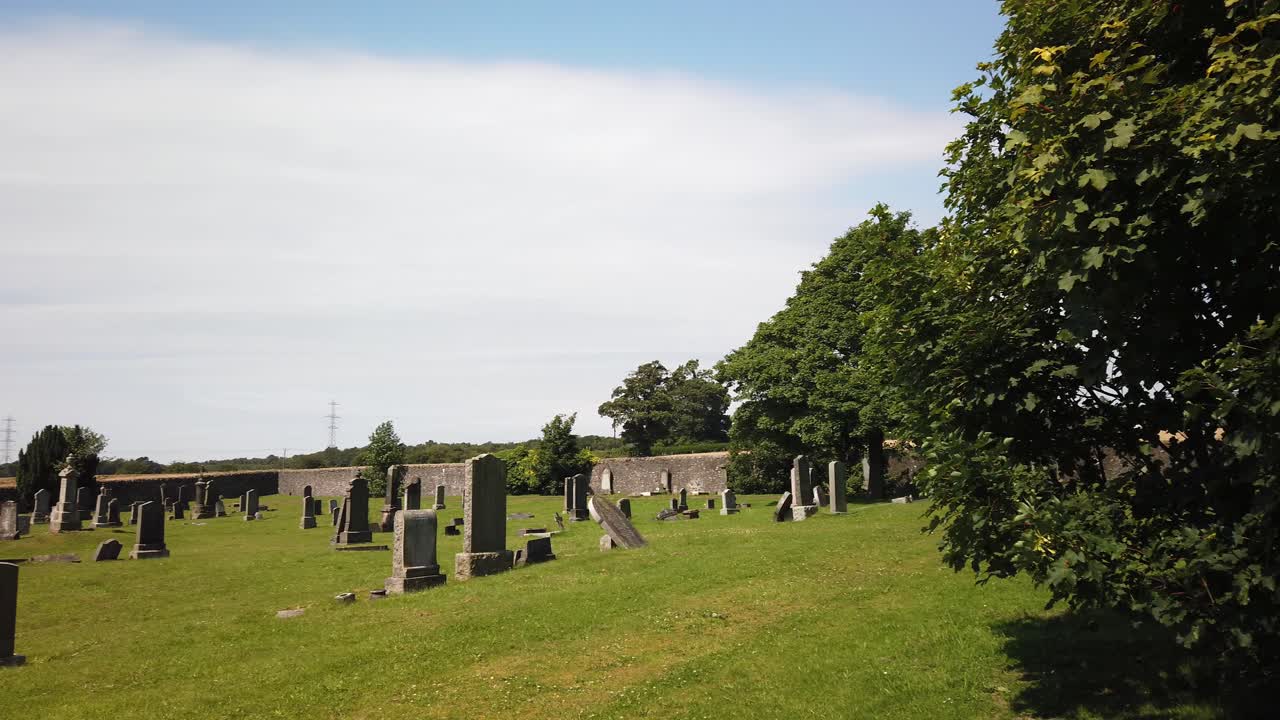 Vecchio cimitero con lapidi nella campagna scozzese in una tranquilla giornata di sole