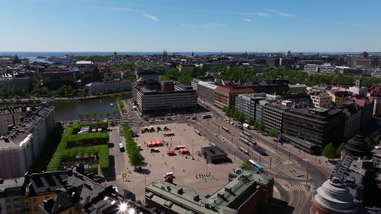 drones orbitan sobre la plaza del parque cerca del paseo marítimo en helsinki, finlandia
