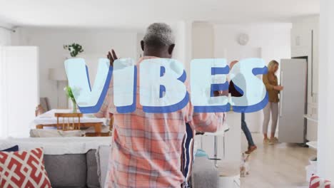vibes texto en contra de la pareja de ancianos afroamericanos bailando juntos en casa
