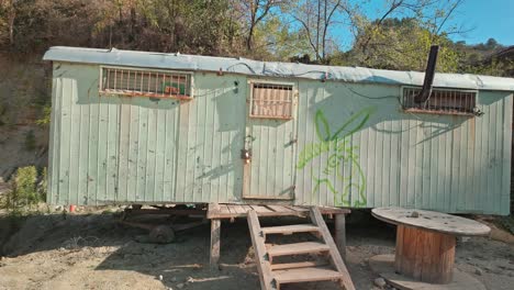 pan disparado a través de la cabaña de pastor de metal ondulado, alojamiento de estilo de vida barato
