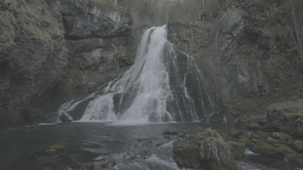 Fjell fossefall scene