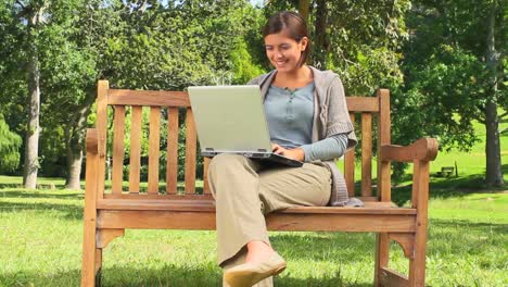 mujer joven hablando en su computadora portátil