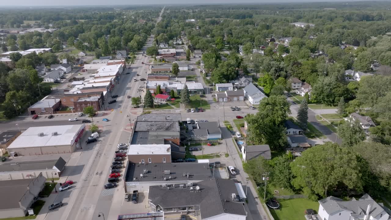 Centro di Capac, Michigan con video drone in movimento laterale.
