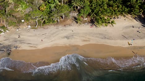 Clip-De-Abejón-Panorámico-Aéreo-De-Una-Playa-En-Sayulita,-Nayarit,-México