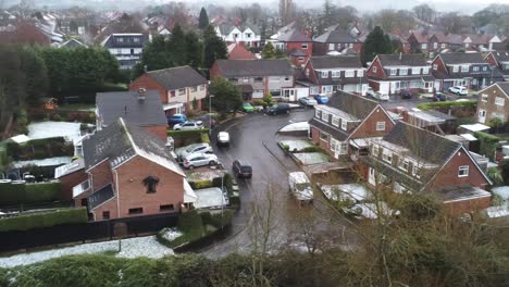 Schneebedecktes-Luftdorf-Wohngegend-Winter-Gefrorene-Nordwesthäuser-Und-Straßen-Unten-Rechts-Dolly-Aufnahme