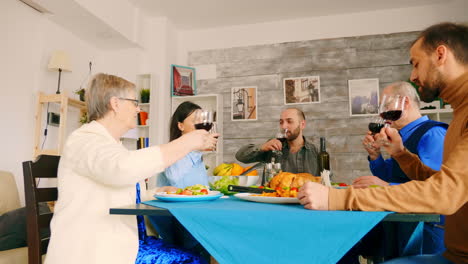 Vergrößern-Sie-Die-Aufnahme-Einer-Familie,-Die-Rotwein-Trinkt