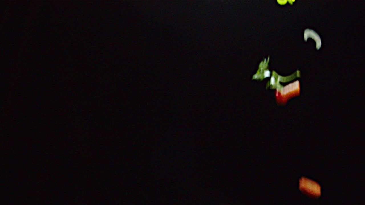 trozos de verduras en rodajas caen en el lado derecho de la pantalla