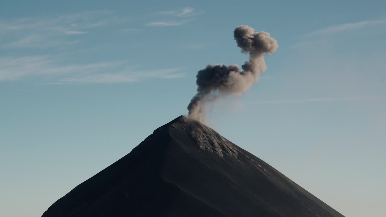 Pennacchio di fumo che si innalza dal cratere attivo del vulcano Fuego