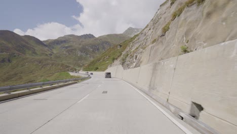 Conducir-Un-Automóvil-En-El-Paso-Gotthard-Del-Sur-Al-Norte-De-Suiza