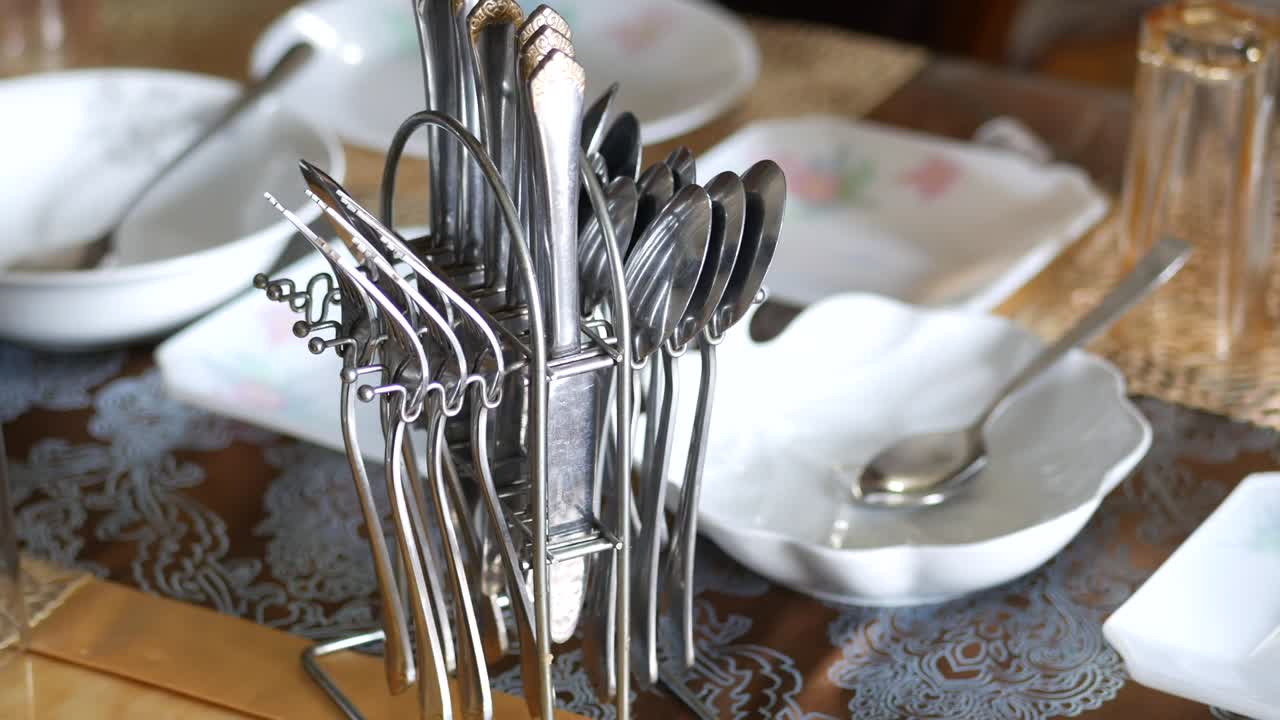 木製の背景のプレート上の食器