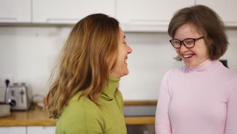 Madre-Y-Su-Encantadora-Hija-Con-Síndrome-De-Down-Se-Divierten-Juntas-En-Casa