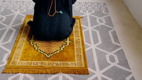 Woman-in-hijab-praying-4k